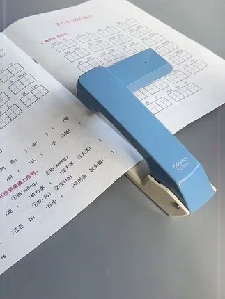 可以正常订,还能订中缝的#订书机 ,非常实用!大品牌便宜好用!#学习用品 #订书机小型