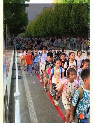 #一升二  的家长注意了#数学学具 ,提前准备磁力#几何图形演示器 ,他可以把小学课本里的几何图形直观的演示出来,帮助孩子建立几何思维,而且还是双面磁吸的。孩子可以随意拼搭,动动手就理解了几何的概念,搭配尺子和量角器,让孩子全面掌握几何图形#教具  #学具 #一升二年级 #开学季