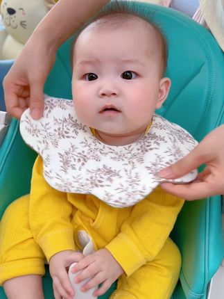 为什么现在才知道还有这种速干围嘴!口水打湿以后快速排湿,面料亲肤透气,还不会打湿宝宝衣服!花瓣造型一整圈都可以用,颜值也特别高,搭配衣服都好好看啊#宝宝好物推荐#面料柔软舒适#防水围#母婴