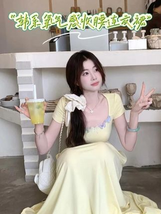 救命!这条韩系收腰裙也太懂微胖女孩了吧💃 腰线掐出漫画腰,裙摆藏住小肚子~约会 / 逛街随手拍都出片📸 #韩系穿搭天花板 #一衣封神 #显瘦连衣裙,韩剧女主出街既视感✨ 奶油黄收腰裙配珍珠项链,温柔又高级!今夏氛围感战袍必须锁死🔒 #韩系温柔风 #小个子显高穿搭 #氛围感拉满,梨形身材给我冲这条!!🍐 立体剪裁把腰臀比衬得绝绝子,走路带风的飘逸感谁懂啊~ #韩系甜妹穿搭 #遮胯显瘦神器 #神仙连衣裙 #韩系穿搭 #可爱穿搭甜妹穿搭 #纯欲天花板