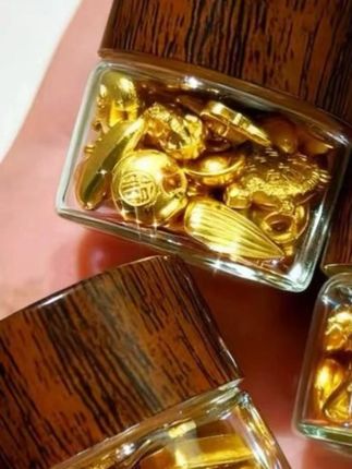 【满瓶吉祥物】金砖如意铜合金装饰摆件 送人款 这款满瓶吉祥物摆件,是送礼和家居装饰的佳品!主体采用铜合金材质,质感厚重有分量,不易氧化变形,长期摆放仍能保持光泽。 设计融合金砖、如意、元宝等吉祥元素,寓意招财纳福、吉祥如意,视觉上喜庆大气,不管是放在客厅、书房,还是办公室,都能增添氛围感。作为送人款,它自带美好寓意,适合乔迁、开业、节日等场合赠送,体面又显心意。整体做工精致,细节处无毛刺,兼具观赏性与收藏价值,轻松传递祝福。 #摆件 #装饰摆件 #家居用品 #吉祥摆件 #招财纳福