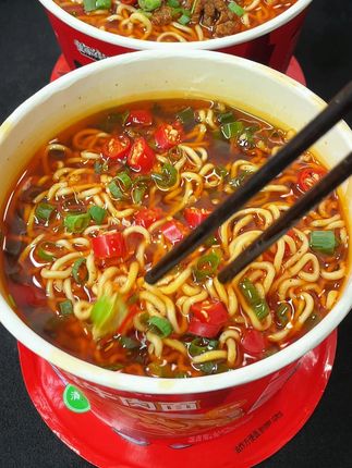 一桶红烧牛肉面,热气腾腾,香浓直击味蕾#经典红烧牛肉面 #速食泡面 #泡面美食 #好吃的不得了