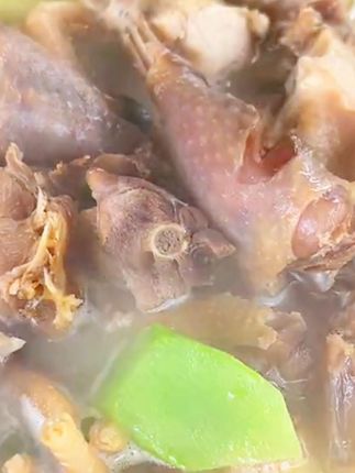 风干鸡手工搓盐挂屋檐,风吹 30 天,肉紧实嚼着有劲 #风干鸡