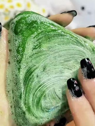 这里面成分不仅有乌斯曼, 什么侧柏叶, 何首乌,黑灵芝, 人参等 各种对咱们这里都很好的成分。 虽然送我这个起泡网啊, 我都不用, 直接打湿头发上头揉搓, 嘎嘎起泡, 天然的绿色泡沫, 没有科技很活。#乌斯曼草  #洗发皂  #洗护好物 #好物推荐 #抖音推荐