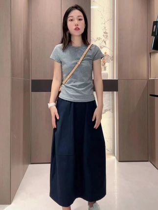 新鹿途白色宽松A字显瘦长款半身裙女夏季2025新款高级感花苞裙子#夏季穿搭 #显高显瘦 #简约大气 #今日穿搭 #初夏的味道