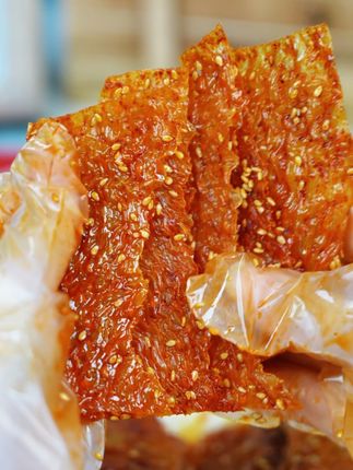 没有吃过的一定不知道这一口真的好香! #零食推荐 #追剧小零食 #辣条 #辣典大辣片