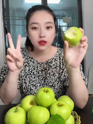 一口下去就惊艳到我了纯甜无酸来自云南的头茬青香蕉小苹果#快来一起尝个鲜
