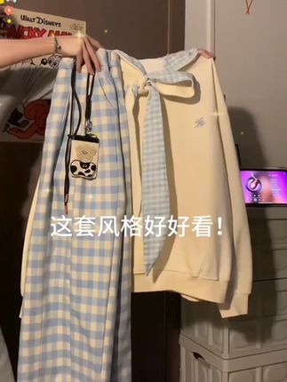 甜美围巾领撞色卫衣!真的好减龄好显乖! #CKKOR穿搭 #早秋松弛感穿搭 #早秋中性风穿搭 #跟着穿搭博主学穿搭真的有用 #ootd穿搭