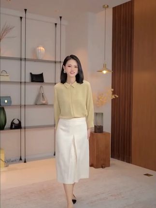 鹅黄色衬衫搭配白色半身裙,直播间速来学穿搭 #穿出高级感 #夏季新款 #显瘦穿搭 #优雅知性 #轻奢女装