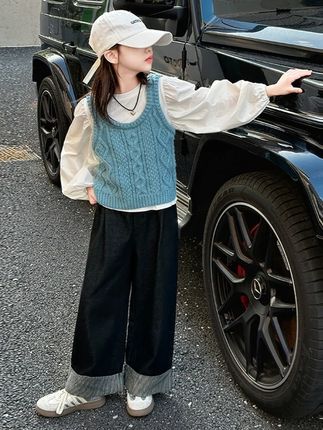 女童毛衣马甲阔腿裤套装秋冬装2025新款中大童衬衫潮酷甜美三件套 【毛线马甲搭配泡泡袖衬衫+牛仔裤】时尚洋气巨好看,尺码120-170码,做工精细,面料柔软。#每日童装穿搭分享 #生女儿就是用来打扮的 #毛衣控 #女童穿搭 #ootd穿搭