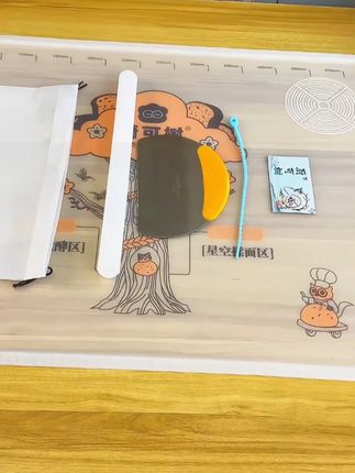 这个到手六件套的揉面垫真的太好用了,加大加厚的,做面食非常轻松。#硅胶揉面垫 #厨房必备 #居家日用