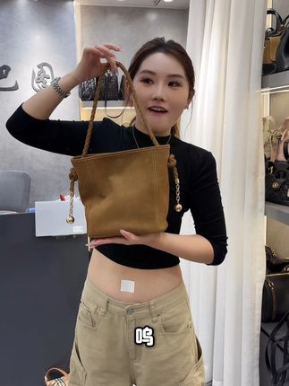 樱花飘到发梢时,心事会轻一点#包包 #包包种草 #美包分享 #种草好物推荐