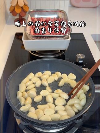 全家都喜欢的蒜香牛仔骨,奶香十足,越啃越香越啃越上瘾,真的太好吃啦!#蒜香牛仔骨