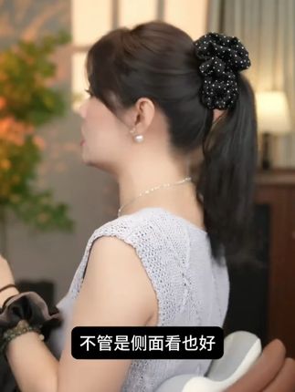 夏天就要把头发扎起来呀 香蕉夹真的是好用又好戴#发饰头饰 #香蕉夹 #简单好看发型 #夏日清爽发型 #手残党也能学会的发型