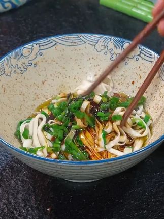 孩子连吃三碗都不够的#葱油拌面 ,自己在家做#早餐 ,比去外面吃强多了,营养又健康#葱油酱 #葱油面酱 #葱油面的做法