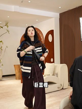 加莉精选【海伦女孩】撞色条纹开衫毛衣 显瘦有腔调的外套,慵懒随性,主打就是显瘦调性,很好看,我很喜欢#秋季穿搭 #谁穿谁好看 #百搭 #慵懒风穿搭 #大码女装