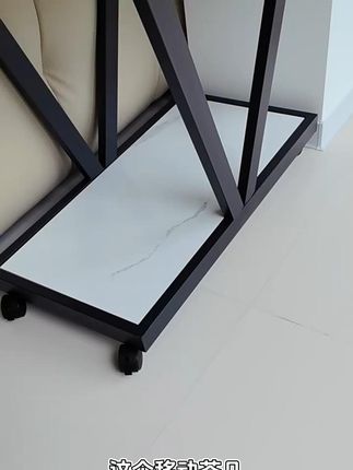 这个移动茶几,它不仅可以用来放置各种小物件, 还可以存放饮品和小吃,真的是家居必备的好东西。而且这款茶几采用的是双层的结构,既可以放置多种多样的物品,也可以让房间看起来更加整洁干净。价格便宜,质量好。如果你也想要一款实用的茶几的话,那就赶紧试试吧。工厂直销生产厂家批发#移动茶几 #移动茶几桌 #移动茶几带轮小茶桌 #移动茶几小桌子 #移动茶几高档大气上档次