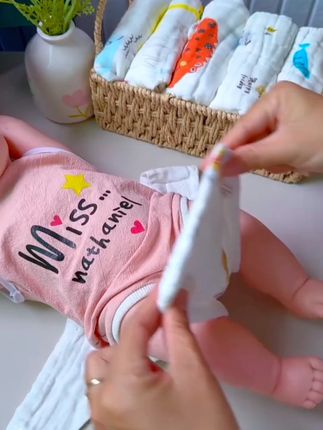 我的预产期是8.28,婆婆给准备了好多纯棉尿戒子布,说宝宝整天穿纸尿裤热,说用这个布好,不红屁屁而且透气性好,还可以水洗反复用 #母婴好物  #新生儿  #尿布裤