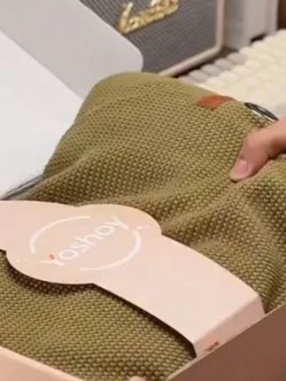披肩暖身毯  小米有品暖身毯家用发热披肩办公室午休电褥子户外便携保暖电热毯#电热披肩   #电热毯   #加热披肩   #午睡毯  #保暖穿搭       有了这个电热披肩毯,走到哪都有阳光般的温暖。出门披着暖和的脱不下来