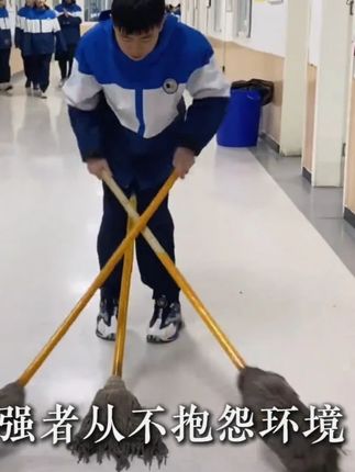为什么说强者从不抱怨环境#丁胖子金牌讲师 #付达信 #电动轮椅 #饼干 #强者思维