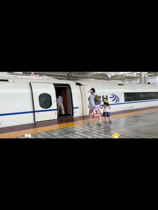 有了这个小板凳,不管是排队等车还是坐高铁地铁或者露营都特方便,随时随地都能坐,小巧好收纳,比抱着方便多了!