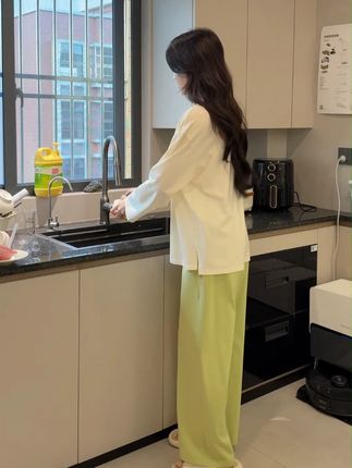 秋天睡衣选得对,起床都变香!长袖设计保暖,纯色款高级显质感,自带胸垫太懂女生需求~#自带胸垫#早秋穿搭#草本初色#秋季上新