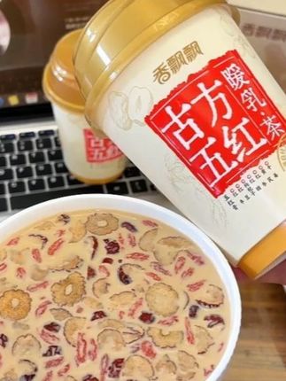 都啥年代了,女孩子不舒服的那几天就别让她多喝热水了,快给她安排上香飘飘最近新出的五红暖乳茶!#香飘飘 #姨妈期 #奶茶