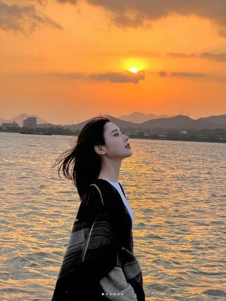 #张予曦毕雯珺好权威两张脸 #张予曦毕雯珺真拍了红裙抱 #深情眼 #张予珺 #北京下雨