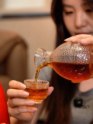 【塔牌八年花雕 贺喜盛世华诞】 红瓶启祥瑞,陈酿盈暖香。 八年沉淀琥珀光,化作杯中绵长。 恰逢山河披锦绣,敬岁月醇厚,贺家国同昌! #国庆共饮  #国庆节快乐我爱你中国 #绍兴花雕 #塔牌冬酿花雕 #喜庆送礼