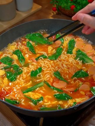姐妹们今天的早饭啊,这是白象的非油炸的早餐面,而且是鸡蛋面配一个荷包蛋哦,热腾腾的,舒服啊。 这是自己家里做的鸡蛋饼啊,里面放了葱,很好的啊,我来一口面。嗯,到底是老牌子啊,这面有嚼劲啊。哎呀,配上荷包蛋不要太满足啊。#白象 #白象方便面 #方便面 #方便面的神仙吃法