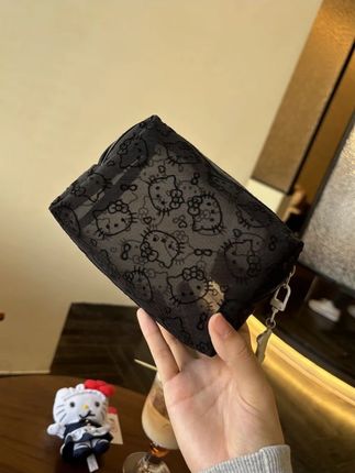 女生的包里放一个这样的收纳小包,各种补妆防晒和零零碎碎小物件都装里面,不仅干净整洁拿取也是一目了然#网纱收纳包