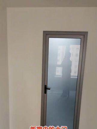 这款碳晶木门它不仅采用了PVC饰面,而且还不易变形, 更加经久耐用。不仅如此,它还使用了内填充蜂窝纸板的结构设计,能够有效地起到隔音的效果,让你远离噪音污染,享受宁静生活。价格便宜,质量好。 如果你正在考虑换新家中的大门,那就不要再犹豫了,快来选购一款碳晶木门吧!工厂直销生产厂家批发#碳晶木门 #碳晶木门厂家 #碳晶木门定制 #碳晶木门卧室门 #碳晶木门价格一般多少