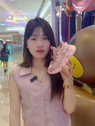 有没有喜欢爱跳爱跑的宝贝?一定当然少不了一双这一双鞋啦#童鞋 #透气网鞋 #好鞋推荐 #软底软面穿上超舒服 #贵人鸟童鞋