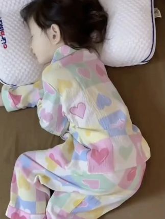 把她干干净净养在身边 成为了我最大的成就 总是想要给她更好的 也逐渐理解那句 “爱是尽力而为 仍觉亏欠”