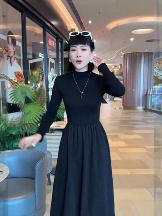 早秋赫本风连衣裙,真是遮肉显瘦,还贼显气质呢!#强烈推荐 # #强烈推荐# 穿搭技巧 #赫本风小黑裙# 连衣裙穿搭 #连衣裙