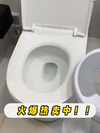 小朋友坐不了大人的马桶,放上这个#马桶圈 坐着就很适合,再也不用给孩子单独刷马桶了,像大人一样,用完就冲,还能锻炼宝宝自主如厕#坐便器 #母婴好物