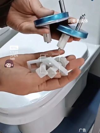 家里的马桶用久了,马桶座圈如果出现松动、移位的,只需要更换一对马桶盖固定的专用螺栓就能轻松解决了,而且更换简单
