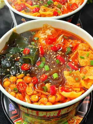 喜欢酸辣粉的可千万不要错过啊!这个又10包料的酸辣粉太过瘾了 #酸辣粉#速食美食#好吃到停不下来#饿了吃点