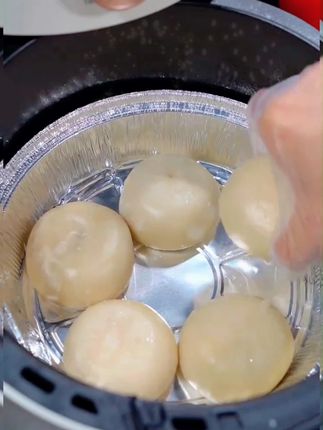 这个门钉肉饼,外脆里嫩满口爆汁,满满的肉馅吃起来也太满足了#空气炸锅美食 #门钉肉饼 #门钉肉饼馅大多汁