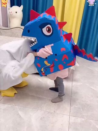 这个幼儿园手工也太简单了吧,孩子开心了一整天,不会做手工的父母也能轻组装完成操作简单,快给孩子安排起来吧#亲子手工 #纸箱改造nn