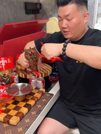 半夜解馋就吃这个#麻辣鸡肉条 香香辣辣的老入味了,划算又好吃#鸡肉条 #解馋