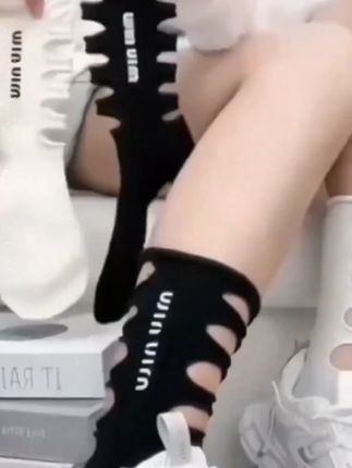 新款韩版夏季袜子女鱼骨洞洞袜多巴胺色字母烫印网红个性中筒潮袜