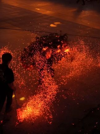 非遗之美,点亮传承之路;夜色之美,辉映好客之情。跟紧镜头,沉浸式体验这场穿越千年的火虎夜宴!#文化中国行发现多彩中国 #国庆就在中华郡 #中华郡国庆亲子游 #中华郡火虎啸国庆 #国庆快乐