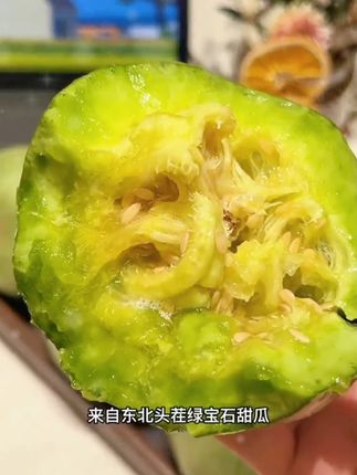 一年只吃这二十来天的绿宝石甜瓜,还没打开就闻到满屋飘香。他是来自咱们东北的绿宝石甜瓜,每一个都是精挑细选,圆润饱满,他的皮很薄,一定要连皮和凉一起吃,巨好吃。口味特别浓郁,吃起来又脆又甜,多汁自然成熟,不催熟,都是果农现摘现发应季的水果,一定要给家人尝尝。#应季水果 #应季新鲜水果