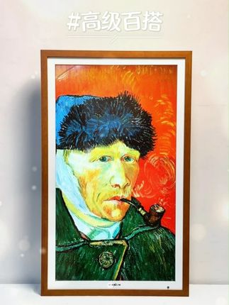 把「卢浮宫」搬回家!画屏让油画跃然墙上 高清画质还原海报肌理,金属边框自带高级滤镜,不管是奶油风的温柔、现代风的利落,还是复古风的腔调,它都能像「定制款」般无缝融入。 手机一键传图,让家「换脸」,从此告别「装修时很喜欢,住久了很厌倦」的尴尬,让每个日常都充满「新鲜感暴击」!,#电子画屏 #玄关装饰画 #家居摆件 #数码好物推荐 #数字油画