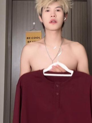 这件酒红色亨利领打底衫卫衣上身显瘦还显白! #穿出高级感 #男女同款 #德绒打底衫 #卫衣 #内搭外穿都好看