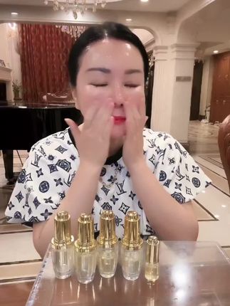 丽肤油以油补水养肤,让皮肤更亮,更嫩,更紧致,小瓶39.9元还送1克贵妇膏,姐妹们可以试试。