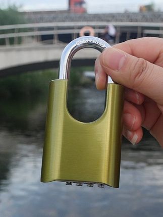 大号包梁密码锁挂锁长梁家用大门锁,户外防水隐形防盗密码锁头 四位密码可修改,密码在底部,隐形防盗,适合室内外使用,可用于锁大门,锁仓库,锁链条,锁车厢等场合#密码锁挂锁 #密码挂锁 #防水密码锁 #大号密码锁 #密码锁