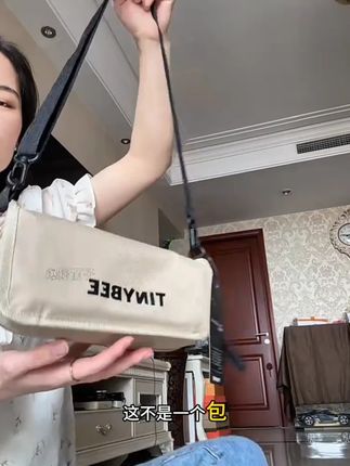 TINYBEE微蜂随行折叠凳笔袋可背挎包小马扎轻便踏青火车露营钓鱼_0710_1 暑期出去玩肯定到处都是人,这个排队休息真的很有用!尤其带娃家庭必备 #好物推荐🔥 #折叠椅 #出游必备 #露营装备 #质量杠杠的好