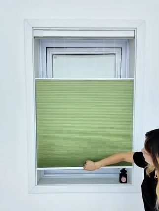 家里光线太刺眼?试试这扇抹茶绿无拉绳悬浮蜂巢帘!🍵 拯救你家的光污染 就是这扇 抹茶绿无拉绳悬浮蜂巢帘 悬#窗帘 可以在任意位置停留 实现遮光自由 充满轻盈感和高级感 它不仅颜值在线 而且它免打孔 安装超简单 放入窗框 拧紧旋钮就能轻松搞定 这个独特的蜂巢结构 还能有效隔热保温 抹茶绿的色调超治愈 一帘搞定遮光 隔热和装饰 提升家居幸福感 想要一个 温柔又高级的家 从换上这扇帘开始吧 #无拉绳悬浮帘 #无拉绳蜂巢帘 #窗帘 #窗帘怎么选 #美尔耐旗舰店